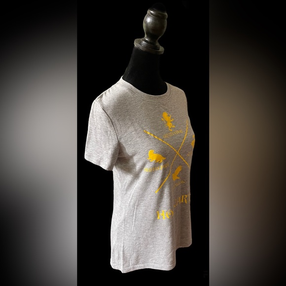 Harry Potter: Hogwarts Tee Shirt - Picture 3 of 17